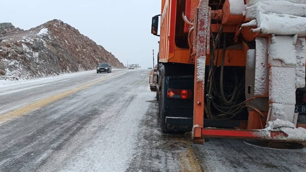 Konya-Antalya yolu beyaz bereketle kaplandı: Ekipler dur durak bilmiyor 1